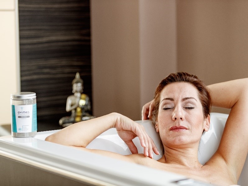 Frau entspannt in einer Badewanne mit einem OVIMED Pflegeprodukt