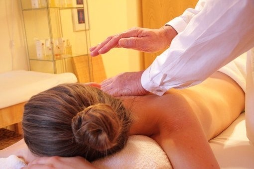 Eine Frau erhält eine Massage